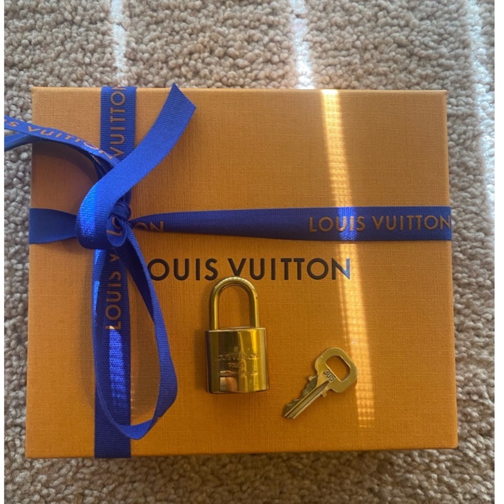 🦋LOUIS VUITTON Brass Lock and Key #306 🦋